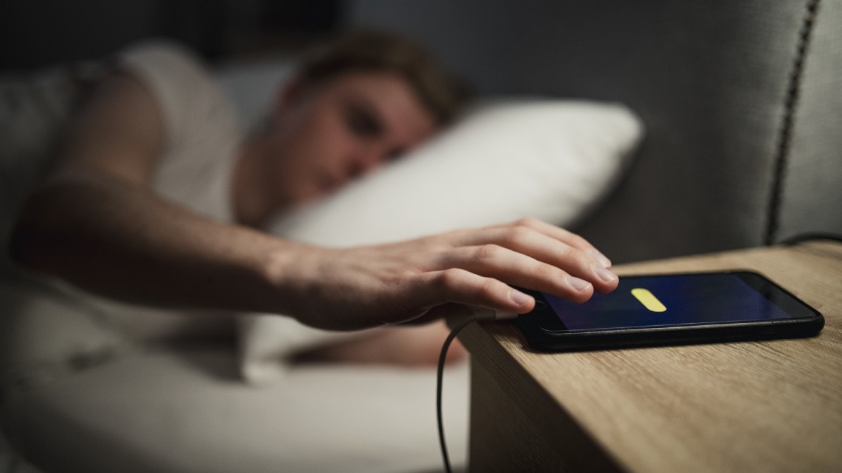 Hãy dừng ngay việc đặt điện thoại ngay bên cạnh khi ngủ